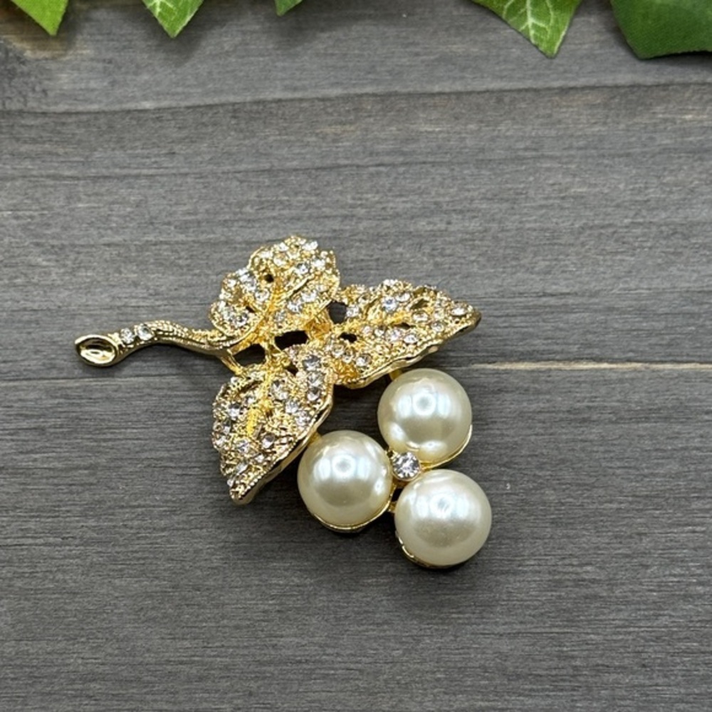 🌻 3/$25 Pearl Flowers Rhinestone Grape Brooch